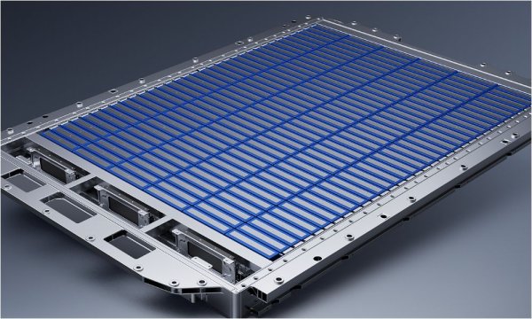 Тяговата батерия на Xiaomi SU7 Max вече е литиево-йонна, с капацитет 101 kWh, а номиналният й пробег е до 800 км. Xiaomi също така е разработил свой собствен батериен модул, базиран на елементи от CATL от най-новото семейство Qilin, като той вече е познат от най-добрите модификации на електрически превозни средства Zeekr. Батерията може да се зарежда при напрежение до 871 V и благодарение на това съхранява енергия за 390 км само за 10 минути.
