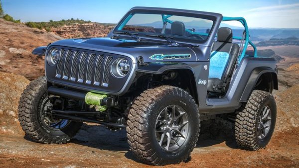 Тук става въпрос за олекотен и корав вариант на новия Wrangler, който няма нужда от покрив, врати, но пък е с ролбар, панели на каросерията от фиброкарбон и масивни офроуд гуми.