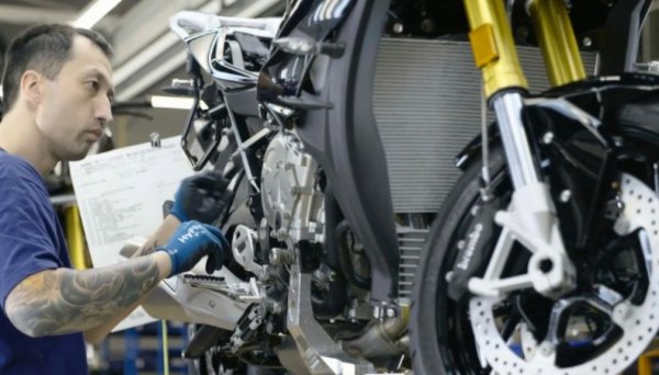 Поделението за мотоциклети на BMW, което миналата година отчете рекордни резултати, произвежда машините си във фабриката в германската столица Берлин. Спомагателни производства има в Манаус, Бразилия, и Районг, Тайланд. Освен това мотоциклети и скутери на BMW се правят от партньорите TVS Motor Company в Хосур, Индия, и от Loncin Motor Co. в Чонкин, Китай. 
