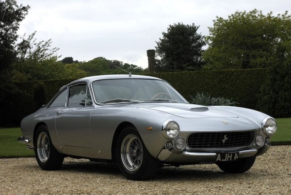 Само 300 такива автомобила са произведени между февруари 1963 и есента на 1964, което прави това 250 GT Lusso не само рядко, но и баснословно скъпо - около 10 милиона евро, ако се появи на търг днес. Задвижвано от големия V12 Colombo, то разполага със завидните за онази епоха 240 конски сили и развива 240 км/ч. Това е и лебедовата песен на легендарната серия 250 на Ferrari, преди да бъде заменена от 275 и 300. 
