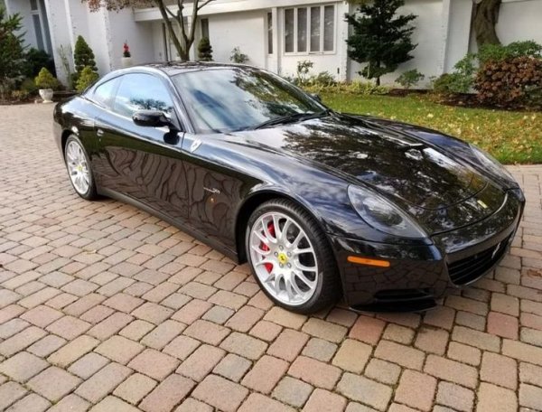 Самият Клептън признава, че любимата му кола е неговото 250 Lusso, но че това Scaglietti е много близо зад него. Този гранд турър с 2+2 места всъщност е предпочитаната му машина за големи пътешествия през Европа. Произвеждано е между 2004 и 2010, дизайнът е на Pininfarina. Задвижва го 5.7-литров V12 с 532 коня. 
