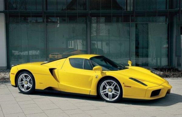 Тази кола, създадена в чест на самия основател на марката, е произведена само в 400 бройки между 2002 и 2004. И никой не можеше просто да извади парите и да си я купи - трябваше от Ferrari да те поканят да станеш неин собственик. Клептън всъщност бе първият човек във Великобритания, получил това обаждане, и веднага се възползва. Даже отиде лично да я прибере от фабриката и да си я откара у дома - с цената на една глоба за превишена скорост край Париж, където го хванаха да профучава с 235 км/ч при ограничение 50 км/ч. Бавна ръка, но доста бърз десен крак. 
Enzо има 651 конски сили от своя 6-литров V12 и без усилие развива до 355 км/ч. 
