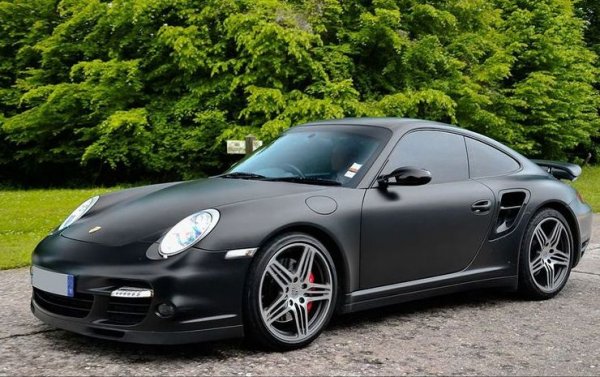 Любовта към Ferrari не спира Клептън да си купи и няколко поршета. Тук 3.6-литровият двигател с туин турбо дава 486 конски сили и прави 0-100 км/ч за едва 3.4 секунди. 
