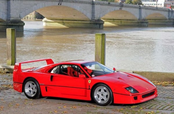 Клептън неведнъж е бил забелязван да кара този удивително рядък автомобил, произведен в едва 400 бройки в края на 80-те и началото на 90-те. Честваща 40-годишнината на компанията, това е и последната кола, одобрена лично от все още живия Енцо Ферари. По онова време това е най-бързото и скъпо Ferrari в историята - фабричната цена е 400 000 долара, макар че търсенето е толкова голямо, че някои хора плащат до 3.6 милиона долара, за да я вземат втора ръка. 
