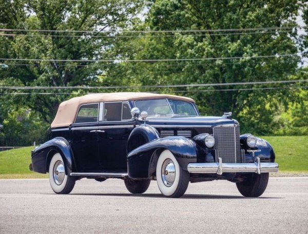 Обикновено първите коли на звездите са нещо от типа на френска малолитражка или Volvo с огромен километраж. Автомобилната история на Клептън започва доста по-стилно с този грамаден американски автомобил от 30-те, купен за 750 лири. Ерик почти не го е карал, защото тогава още няма книжка. Но кадилакът е паркиран пред дома му като допълнително украшение. 
