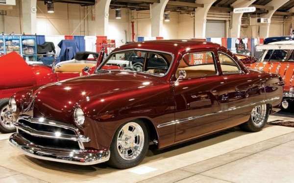 В края на 40-те тази кола предизвиква революция в дизайна и тотално скъсване с формите от 20-те и 30-те години. В Щатите я наричат "кутията за обувки" поради несъмнената прилика. 3.9-литровият V8 дава 100 конски сили мощност. 
