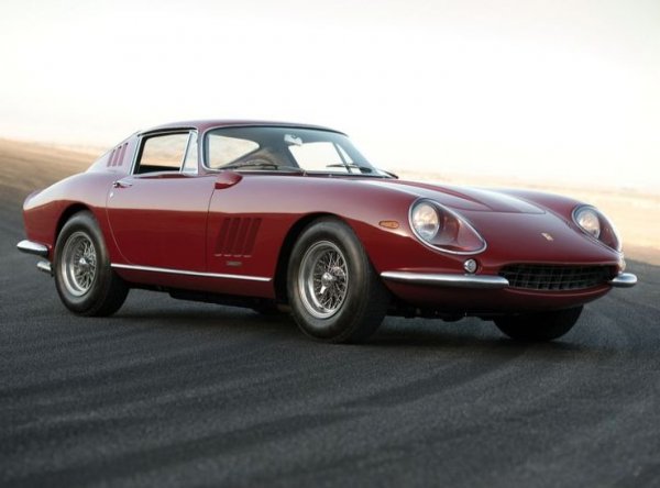 Още една абсолютна класика от 60-те години, дошла да наследи 250. Ползва 3.3-литровия V12  Colombo с 60 градуса ъгъл между цилиндрите, и разполага с 300 конски сили. Купето е работа на Серджо Скалиети.
