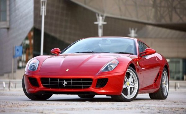 Друга от най-любимите коли на Клептън. 599 се появява през 2006, с дизайн на Кен Окуяма и няколко негови колеги от Pininfarina. 6-литровият V12 има 612 конски сили и ускорение от 0 до 100 км/ч за едва 3.2 секунди. Клептън обаче го продаде през 2022.
