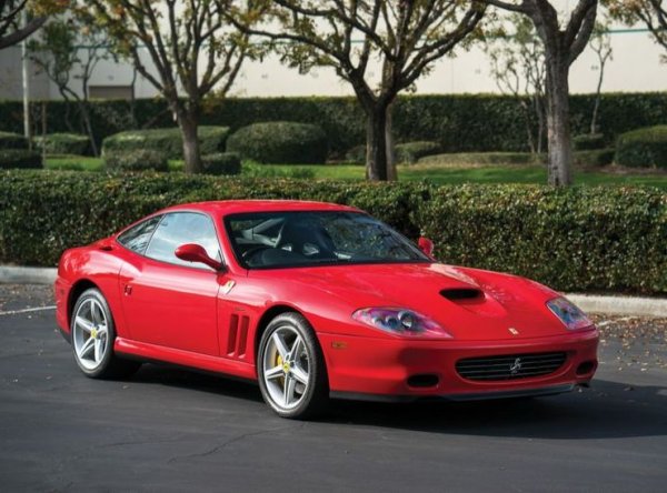 На практика това е леко модифицирано 550М, с допълнителни елементи в дизайна от Pininfarina, с по-мощен двигател (508 конски сили) и с по-големи спирачни дискове. Тук за пръв път е използвана и полуавтоматичната скоростна кутия, разработена от Magneti Marelli за Формула 1. 
