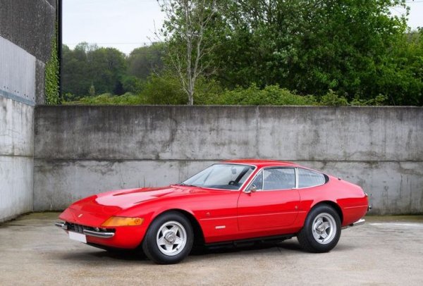 Още една от емблематичните коли в историята на Ferrari, с 4.4-литрова V12 версия на двигателя Colombo. Произведени са само 1500 бройки. Този модел е и на обложката на един от най-успешните албуми на The Carpenters.
