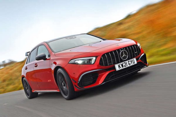 Може би си мислите, че с 2,0-литров бензинов двигател под капака си, а не с някаква огнедишаща шест или осемцилиндрова алтернатива, Mercedes-AMG A45 ще се изложи на пътя. Това обаче съвсем не е така. Впечатляващите мощност и ускорение, комбинирани с отлично сцепление и бърза смяна на скоростите, са само част от нещата, които се харесват в този модел.