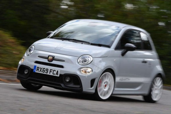 Abarth 595 несъмнено е стилен и учудващо бърз, но има много малки хот-хечове, които са едновременно по-евтини и по-добри за шофиране.