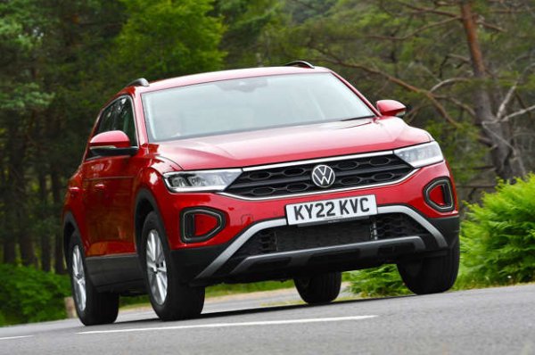 Ако избягвате по-скъпите нива на оборудване и по-мощни двигатели, Volkswagen T-Roc е превъзходна покупка. Той е един от най-комфортните автомобили в класа, докато просторният му интериор и голям багажник ще се харесат на семействата. Също така, неговата високо разположена позиция при шофиране е точно това, за което купувачите на SUV копнеят и е нещо, което много конкуренти не успяват да осигурят. 