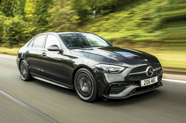 Докато някои съперници засенчват Mercedes C-Class по отношение на качеството на интериора, plug-in хибридната версия C300e предлага огромен електрически пробег и се превръща в изгоден служебен автомобил. Нещо повече - всички версии се предлагат с много технологии, а адаптивното окачване постига фин баланс между комфорт на возене и спокойствие в завой.