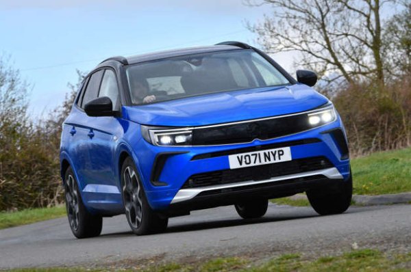 Plug-in хибридната версия на семейния SUV Grandland на Vauxhall предлага конкурентен електрически пробег от 65 км, но не превключва особено гладко между бензиново и електрическо задвижване. Освен това е доста скъпа за закупуване и, както всички Grandland, е предлага неособено приятно возене, неясно кормилно управление и евтин интериор.