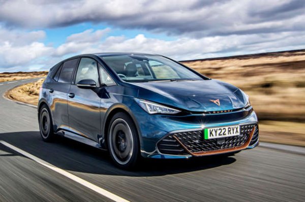 Базиран на Volkswagen ID.3, Cupra Born взема формулата на своя събрат и го подобрява в няколко области - има приличен пробег между зарежданията, докато динамичното му представяне и ангажиращото управление го правят добър за шофиране. Изберете версията V2 от среден клас с батерия с 58 kWh и ще имате страхотна малка електрическа кола. 