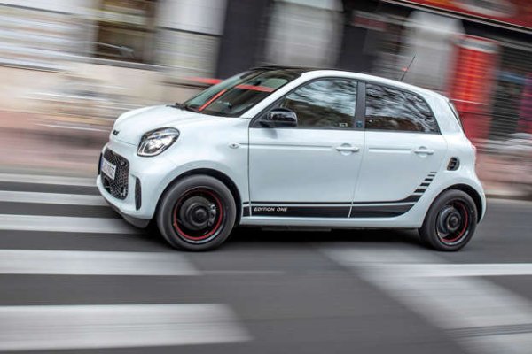 Smart Forfour EQ има своите плюсове - като за начало това е един от най-евтините електрически автомобили в продажба, освен това е пъргав и лесен за шофиране в града, благодарение отчасти на супер тесния радиус на завой. Въпреки това возията и управлението му не са много добри, багажникът е малък, няма много място вътре и най-лошото за електрическа кола е, че пробегът е много слаб в сравнение с най-добрите му конкуренти. 