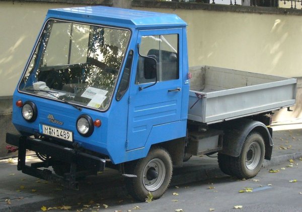 IFA, съкратено от Industrieverband Fahrzeugbau, бе източногерманска компания, произвеждаща какво ли не - от камиони до детски велосипеди (авторът притежаваше такъв през 80-те и бе обект на всеобща завист, докато не се появи първият английски Raleigh Chopper със скорости). Но най-популярният й продукт си остава микрокамиончето Multicar. Отделни бройки от поколението Multicar M25 и до ден-днешен се използват от Столична община из парковете на София. Строго погледнато, това не е микробус, макар през 70-те да е имало планове за създаването и на пътническа версия. Но си заслужава да го споменем в нашия списък, защото е единствената машина от времената на социализма, която надживя прехода. Не като комичен анахронизъм като УАЗ, а като съвременна марка с три популярни модела - М27, Fumo и Tremo, произвеждани под шапката на компанията Hako. 
