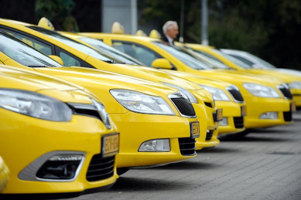 Често може да се срещнат обяви, в които се предлагат коли, работили по-рано като такси. Най-често това са масови модели, но самата дума "такси" кара хората да ги избягват. Причината е, че те са с огромен пробег и съответно се нуждаят от сериозен ремонт. Дори двигателят им да е здрав, то други основни компоненти - като окачването, например, най-вероятно са в лошо състояние и купувачът ще трябва да се бръкне допълнително. А това е нещо, което едва ли някои иска.

Експерти посочват, че средният годишен пробег на едно такси е около 80 000 км. За 5 години работа, това прави близо половин милион. Ако продаваната кола е на по-малко, първата мисъл, която идва в главата на човек, е превъртян километраж. Съответно, по-добре е да пропуснете подобна сделка.
