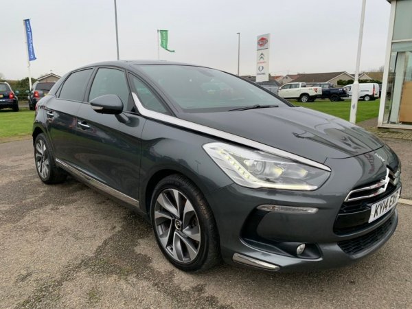 Тук нещата стоят различно, тъй като всяка марка и дори модел си има своите фенове. Затова най-трудно се продават автомобилите на марки, които отскоро са на пазара. Примери за това са колите на DS (на снимката). Да, това е Citroen, но той е сравнително непознат, а и е доста по-скъп. Същото се отнася и за корейския бранд Genesis (луксозната марка на Hyundai).

Хибридните модели също плашат купувачите, тъй като те не са убедени, че батериите ще изкарат дълго време. Производителите твърдят, че техният живот е колкото на самия автомобил, но това често не е така. Да не говорим, че голяма част от сервизите все още нямат опита, а и апаратурата, нужни за ремонта на хибриден автомобил. 
