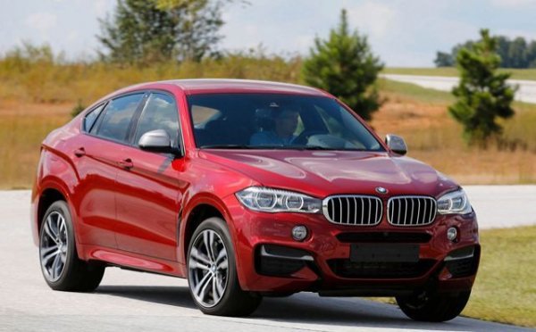 Важна роля за продажбата на един автомобил играе и негово поевтиняване. Най-търсените модели губят по-малко от стойността си - около 10-15% на година. Това обикновено важи за масовите автомобили. При премиум-марките положението е коренно различно, те поевтиняват значително, тъй като разходите по ремонта и поддръжката им са сериозни. 

Ако модел на BMW (като X6 на снимката, например) или на Mercedes струва 80 0000 евро като нов, то при 10% поевтиняване на година след 3 години ще трябва да струва 55 000 евро (приблизително). Повечето клиенти, които могат да платят подобна сума, ще могат да си позволят и нов автомобил от същата марка и съответно интересът към продаваната кола на 3 години ще е минимален.
