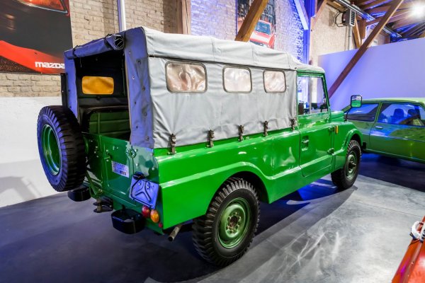 С праговете със степенки, квадратитата предница с изнесени горе фарове и повдигнатия си покрив, мистериозната Mazda приличала на класически Land Rovers. Основната конструкция е подобна на тази традиционните армейски превозни средства с висока проходимост със семпло купе, поставено върху лонжеронна рама.

Задвижването 4х4 е с парт-тайм система с включване на предния мост, а окачването е с ресори отпред и отзад. Двигателят е 2-литров 4-цилиндров, с мощност от 80 к.с.