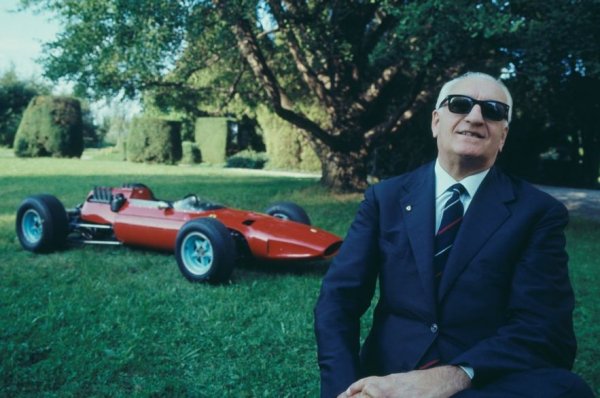 - Енцо е бил пословичен домашар, който много рядко и само по принуда е напускал околностите на родния си Модена и близкия Маранело. Никога в живота си не е летял със самолет, и никога не се е качвал в асансьор, твърди един от най-известните му биографи. 
