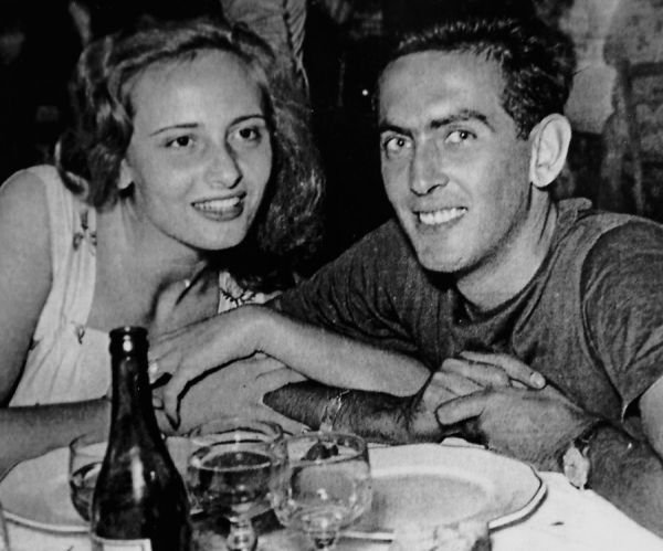 - Затворен и необщителен човек, Ферари обаче лесно се поддавал на очарованието на дамите. През 1923 се жени за Лаура Доминика Гарело, и остава с нея до смъртта й през 1978. Но междувременно има безчет любовници, една от които - Лина Ларди - ражда втория му син Пиеро, днес вицепрезидент и акционер във Ferrari. Енцо обаче го признава официално чак след смъртта на Лаура. Сред любовниците му е и Фиама Брески - първоначално гадже на пилота Луиджи Мусо (двамата са на снимката). След смъртта на Мусо на пистата Ферари започва да я ухажва
