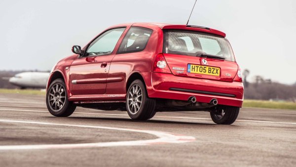 Много автомобили на Renaultsport могат да влязат в нози списък, но именно емблематичното 182 Trophy предлага най-впечатляващо представяне на пътя. Инженерите на Renault Sport взеха вече версията 182 Cup и добавиха амортисьори на Sachs от рали-автомобил, осигурявайки оптимизиран контрол на каросерията и малко или никакво огъване при трудни завои. След това Renaultsport добави хидравлични предпазители и намали височината на окачването със 10 мм. 