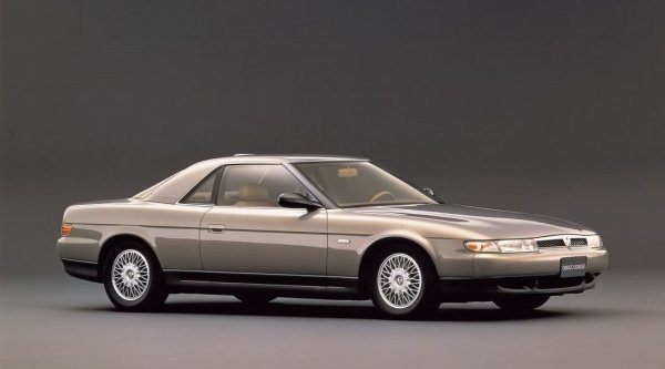 През цялата си история Cosmo е заемал специално място в продуктовата гама на Mazda, играейки решаваща роля в лансирането на революционния двигател Mazda Wankel. В Япония той служи като водещ автомобил на Mazda и се продава като Eunos Cosmo, принадлежащ към луксозното звено Eunos.

Cosmo JC - купе с две врати, държи водещата позиция по висока производителност в рамките на луксозната линия Eunos. Базиран е на концептуалния автомобил MX-03, който се отличава с елегантен дизайн и функции от висок клас. Зареден с пищни удобства, той се придържа към японската луксозна тема, осигурявайки изискано и комфортно шофиране. 

Името Cosmo произлиза от глобалното очарование и вълнение от космическата надпревара по това време. Името означава далновидно мислене, като включването на ротационния двигател Wankel, съчетано с неговите луксозни и стилни характеристики, подчертава уникалността на това превозно средство. 
