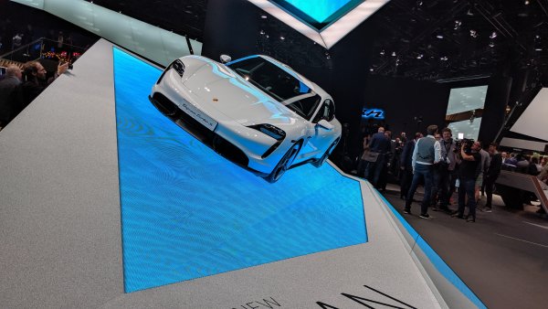 От няколко месеца се занимаваме непрекъснато с първия чист електромобил на Porsche. Но въпреки това официалната му премиера във Франкфурт впечатли. 
