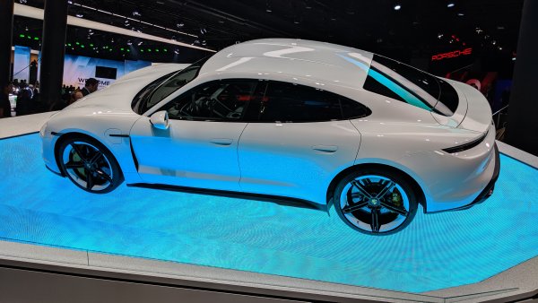 Taycan има 93-киловатова батерия, а електрическата система работи при 800 волта. 
Най-мощната версия, малко абсурдно наречена Turbo S, дава 761 коня максимална мощност и 2.8 секунди от 0 до 100 км/ч. Това наистина е конкурент на Тesla Model S и показателно е, че след рекорда на Таycan на "Нюрбургринг" Илон Мъск нареди спешно да се подготви и негов автомобил за тестове там. 
