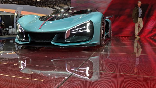 Hongqi, което на китайски значи "Червено знаме", десетилетия правеше само старомодни лимузини за ръководителите на компартията. Трудно ще откриете каквато и да е прилика между тях и този концепт на хибриден хиперавтомобил с мощност 1400 конски сили. 
