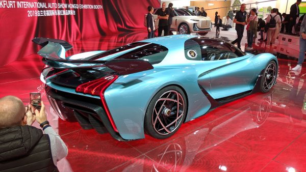 Максималната му скорост ще е над 400 километра в час, а ускорението от 0 до 100 ще отнема по-малко от 2 секунди. Китайците се кълнат, че съвсем скоро ще го пуснат в серийно производство. Но дори и като прототип той е достатъчно доказателство, че китайската автомобилна индустрия вече не е догонваща. 
