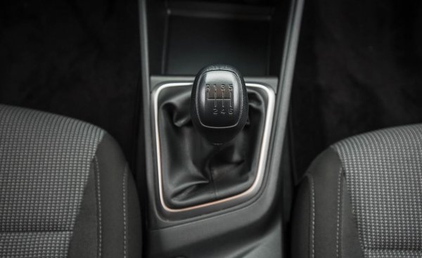 Да, знаем, че те още не са изчезнали. Но е въпрос на броени години. От една страна, всички съвременни електронни системи за сигурност работят ефективно само с автоматични скорости, да не говорим за бъдещите автопилоти. От друга, автоматиците станаха доста по-добри и мнозинството клиенти предпочитат удобството им пред усещането за динамика, което дава добрата стара "ръчка". 
