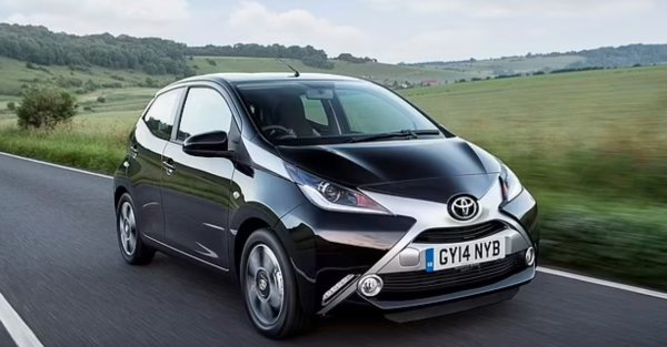 Цена: от 3750 евро

От масивен пикап Toyota скача към един от най-малките автомобили на японската марка &ndash; Aygo. Както споменахме по-рано, това е колата-сестра на Peugeot 107 (на 10-то място), но го изпреварва незначително по отношение на надеждността.
Евтини за управление, тези автомобили са достъпни като цени. Цитираната горе сума е за модел на 10 години на по-малко от 120 000 километра. Най-голямата сметка за ремонт, наблюдавана през последните три години, е малко над 2340 евро.
