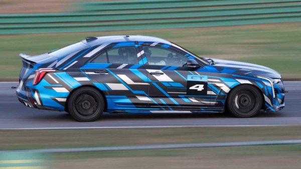 Подобно на CT5-V Blackwing, CT4-V Blackwing ще бъде истински наследник на V-автомобилите от последно поколение на Cadillac. Очаква се да имат повече мощност в съответствие със стария ATS-V, което би означавало около 460 коня от V6 двигател с двойно турбо. Подобно на CT5-V, Cadillac потвърди, че по-малкият седан ще се предлага с ръчна скоростна кутия.