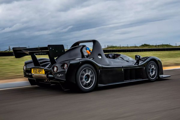 Тайната на създаването на демоните от "Зеления ад" се крие в тяхното име. Прототипите на Radical могат да бъдат наречени автомобили само в най-широкия смисъл на думата: освен двигателя, колелата и пространствената метална рама, те нямат почти нищо. Това означава, че нищо не разсейва водача от подобряването на рекорди и адски болки в гръбначния стълб.