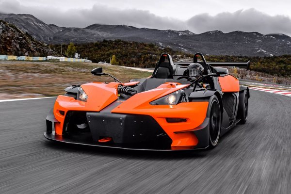 Британците са доказвали не веднъж и два пъти: могат и обичат да правят бързи коли. Какво би се случило обаче, ако с тази работа се захване австрийски производител на мотоциклети? Разбира се, KTM сам не би могъл да се справи с това. За 53 години производство на мотоциклети и велосипеди, компанията натрупва достатъчно тежест, за да се обърне за помощ към Audi, Dallara и Kiska Design. Първата компания споделя с KTM 2-литровия 4-цилиндров турбо двигател с мощност 240 коня, втора се заема с дизайна на конструкцията, а третата придава на спортния автомобил вид на насекоми.