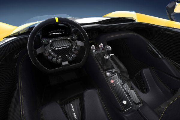 Погледнат от някои ъгли Stradale много наподобява моделите на Lotus, което не е изненадващо: Далара се вдъхновява от работата на прочутия Колин Чапман. За "гол" автомобил италианците искат 155 хиляди евро, но тези, които желаят да имат покрив над главата си или да добавят антикрило, ще трябва да се бръкнат доста повече: с всичките си екстри цената на Dallara Stradale скача с 50 000 евро.