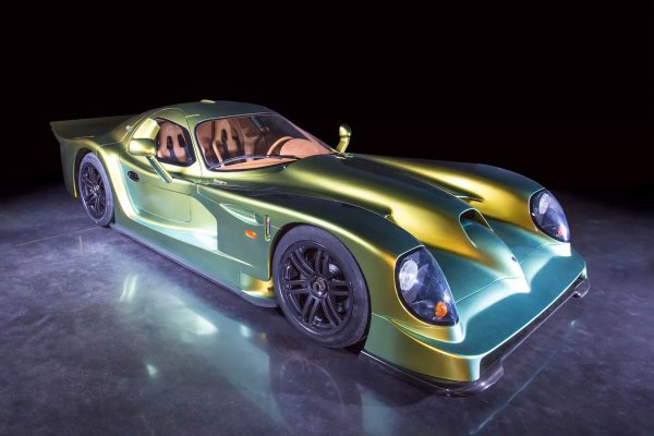 Фирмата получава ново име и главен офис в Америка, където започва работата по състезателния прототип Esperante. Дон обича автомобилния спорт: през 70-те дори купува пистите "Себринг" и "Атланта", а по-късно ги продава на NASCAR. Първият автомобил на новата компания - Esperante GTR-1 (на снимката), се задвижва от 6-литров V8 двигател, базиран на Ford, развиващ около 600 к.с. и през 1998 г. печели седем от осемте етапа на IMSA. А за "24-те часа на Льо Ман" е подготвена хибридна версия със система за рекуперация на енергията! Има и пътна версия. Тя остава без клетката за сигурност, като вместо това получава кожен салон и по-тих ауспух.