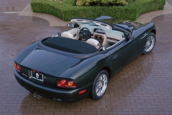 И през 2000 г. се появява "просто" Esperante. Това вече не е обемист суперавтомобил в преливащ цвят, а Gran Turismo със състезателен потенциал и посредствен вид, напомнящ на удължена Mazda MX-5. Вместо чудовище с мощност 600 конски сили, под капака е инсталиран по-скромен V8 с обем от 4,6 литра и мощност от 309 до 426 коня (със суперчарджър). Новият модел също е изпратен да щурмува пиедесталите, а с течение на времето гамата на Panoz е попълнена с други имена, непривични за американския слух: Abruzzi и Avezzano.