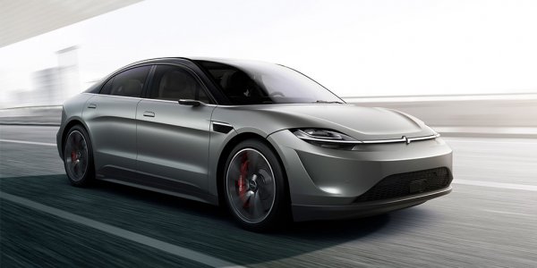 Първият автомобил на производителя на електроника Sony се казва Vision-S, а в разработката му са участвали Bosch, NVIDIA и Magna Steyr. Концепт е оборудван с 2 електромотора, развиващи по 268 к.с., които осигуряват ускорение от 0 до 100 км/ч за 4,8 секунди. Максималната скорост е 240 км/ч, но по-любопитното е, че автомобилът има безпилотен режим, за който отговарят 33 специални датчика. В салона е пълно с дисплеи, има и модерна аудиосистема с колони, вградени в седалките. Всичко това обаче е само проект, който да покаже възможностите на компанията.
