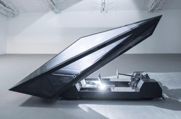 През 2016 г. холандският производител на обувки United Nude реши да се пробва с автомобил, като направи нещо, което било вдъхновено от Lamborghini Countach. Дизайнът на култовата италианка суперкола е преосмислен с оглед бъдещето и се е получило транспортно средство с ъгловат дизайн и прозрачна капсула, задвижвано от електромотор. Машината дори може да се движи, като развива до 50 км/ч.

Влизането става през горната част, а в салона на Lo Res има две места - отпред е шофьорът, а отзад - пасажерът. Има слухове, че United Nude може дори да пусне това превозно средство в серийно производство, но засега те не се потвърждават.
