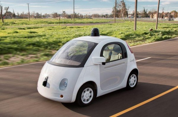 Waymo - дъщерна компания на IT-гиганта, започва изитания на прототипа Firefly през 2014 г. В колата няма волан и педали, а за придвижването отговаря изкуствен интелект. Безпилотните автомобилина Google в зависимост от ситуацията могат да сигнализират на пешеходците и на другите участници в движението. Те също така разпознават жестове на велосипедисти, като могат да предвиждат техните маневри.

През 2016 г. беше обявено, че Google ще се откаже от бъдеща разработка на собствен автомобил, а компанията сключи договор с концерна Fiat Chrysler Automobiles (FCA) за интеграция на системи за автономно управление в минивана Chrysler Pacifica. Изпитанията на тази технология продължават и в момента.
