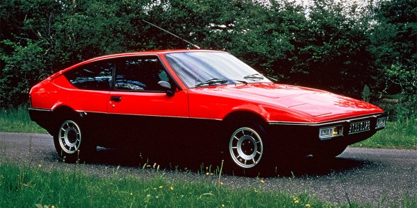 Френската компания Matra, работеща в самолетната и оръжейната индустрия, още пре 1964 г. купува производителя на състезателни коли Rene Bonnet. Първите модели на новата фирма стават купето Bonnet Djet и неговият приемник Matra M530, който вече е с 4 места. Компанията дори разработка собственин V12 двигател за спорти коли, като през периода 1967-1972 г. участва в световния шампиона на Формула 1. Най-известните модели на французите стават купето с 3 места Bagheera (1974-1980 г.) и фастбекът Murena (1980-1983 г.).
