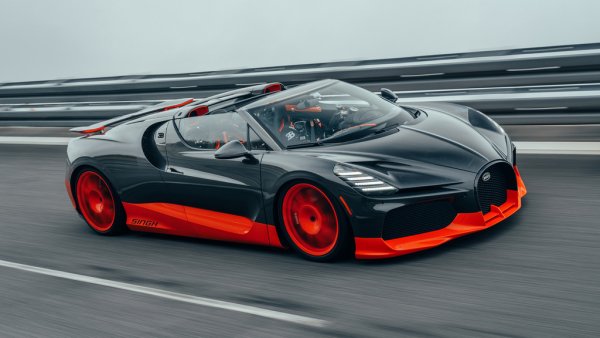 Стартова цена: 5 950 000 евро
Eдна от 99-те бройки на хиперавтомобила, с който Bugatti каза последно сбогом на митичния W16 двигател, е регистрирана в България тази година от собственика на транспортната компания "Биомет". 
В Mistral 8-литровият агрегат с четири турбокомпресора развива 1600 конски сили. Моделът държи световния рекорд за най-бърз роудстър, с постигната скорост от 453.91 км/ч. 
