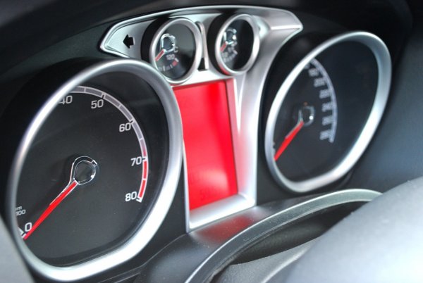 2008 Ford Focus ST. Оборудван е с пет цилиндров агрегат с обем 2.5 литра и мощност 225 к.с. Ускорението от 0 до 100 км/час е за 6.8 сек.