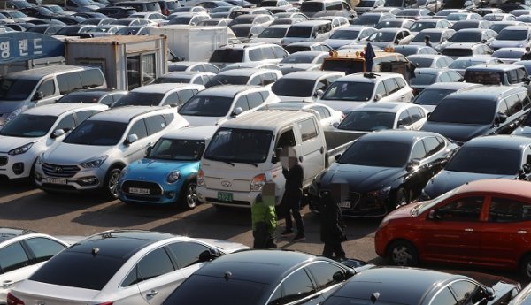 Още една държава с богати запаси на нефт и сложна политически ситуация. След преврата през 2011 г. до ден-днешен Либия е раздирана от вътрешни конфликти, но това не се отразява толкова зле на продажбите, както във Венецуела. По времето на Муамар Кадафи годишно в страната се продаваха между 47 000 и 57 000 нови коли, а след това този показател падна до 25 000 – 30 000. Дори в условията на пандемия общият тираж достигна 22 500 бройки.

Това означава двойно намаление, но и стабилизиране. Статистиката показва, че при население от 7,2 млн либийци една кола се пада на 320 либийци. Няма официални данни за продажбите по марки и модели, но и тук най-търсени са японските всъдеходи и пикапи.