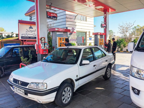 Бензинът в Иран не само е евтин, но и много търсен. През миналата година на местния автомобилен пазар са продадени 907 000 нови коли. Това е по-малко от рекордната 2017 г., когато иранците са си купили 1,37 млн автомобила. Дори сега обаче една нова кола се пада на 92 жители, което е приемлив показател.

Що се касае до мерките, то исторически за лидерството в Иран спорят Peugeot и местния производител Saipa, а третото място е за Iran Khodro. Следват Renault, иранският производител на пикапи Zamyad, китайците Dongfeng, Brilliance, Changan и Haimа, а в Топ 10 попада и Kia. Най-популярният модел е Saipa Pride, която представлява модернизирана версия на Kia Pride от 80-те години.